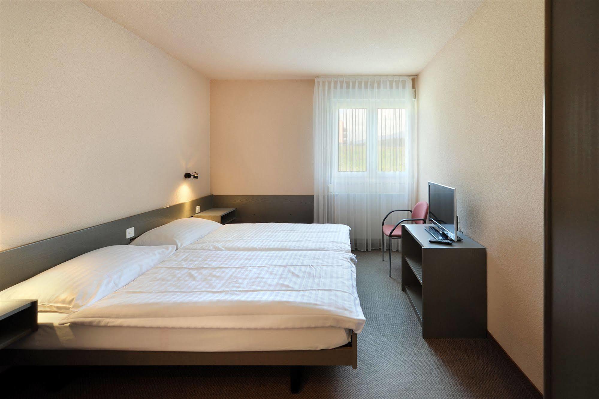 Hotel Des Mosaiques Orbe Buitenkant foto