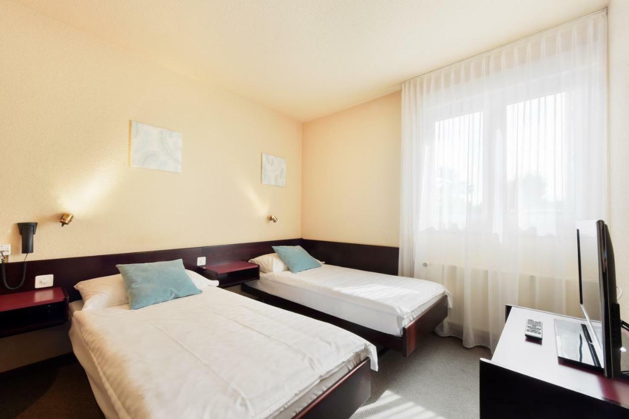 Hotel Des Mosaiques Orbe Buitenkant foto